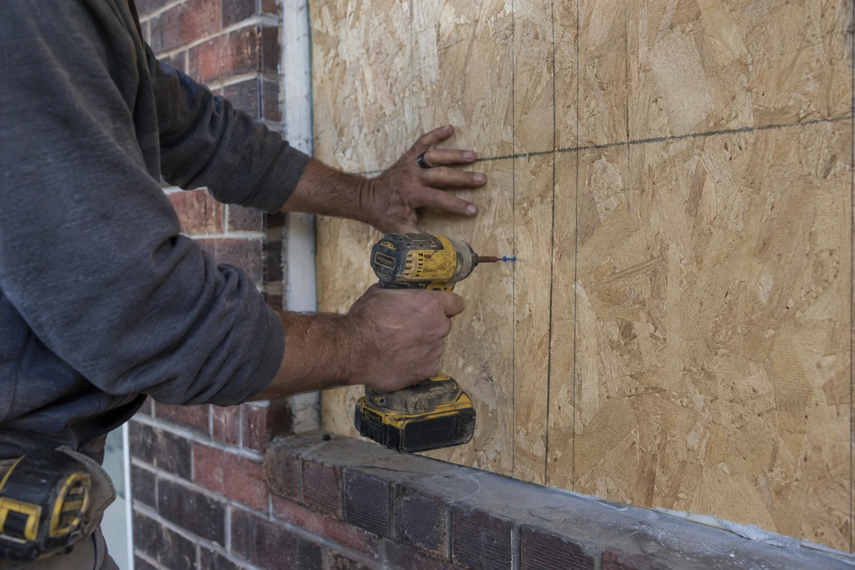 Emergency board up contractor